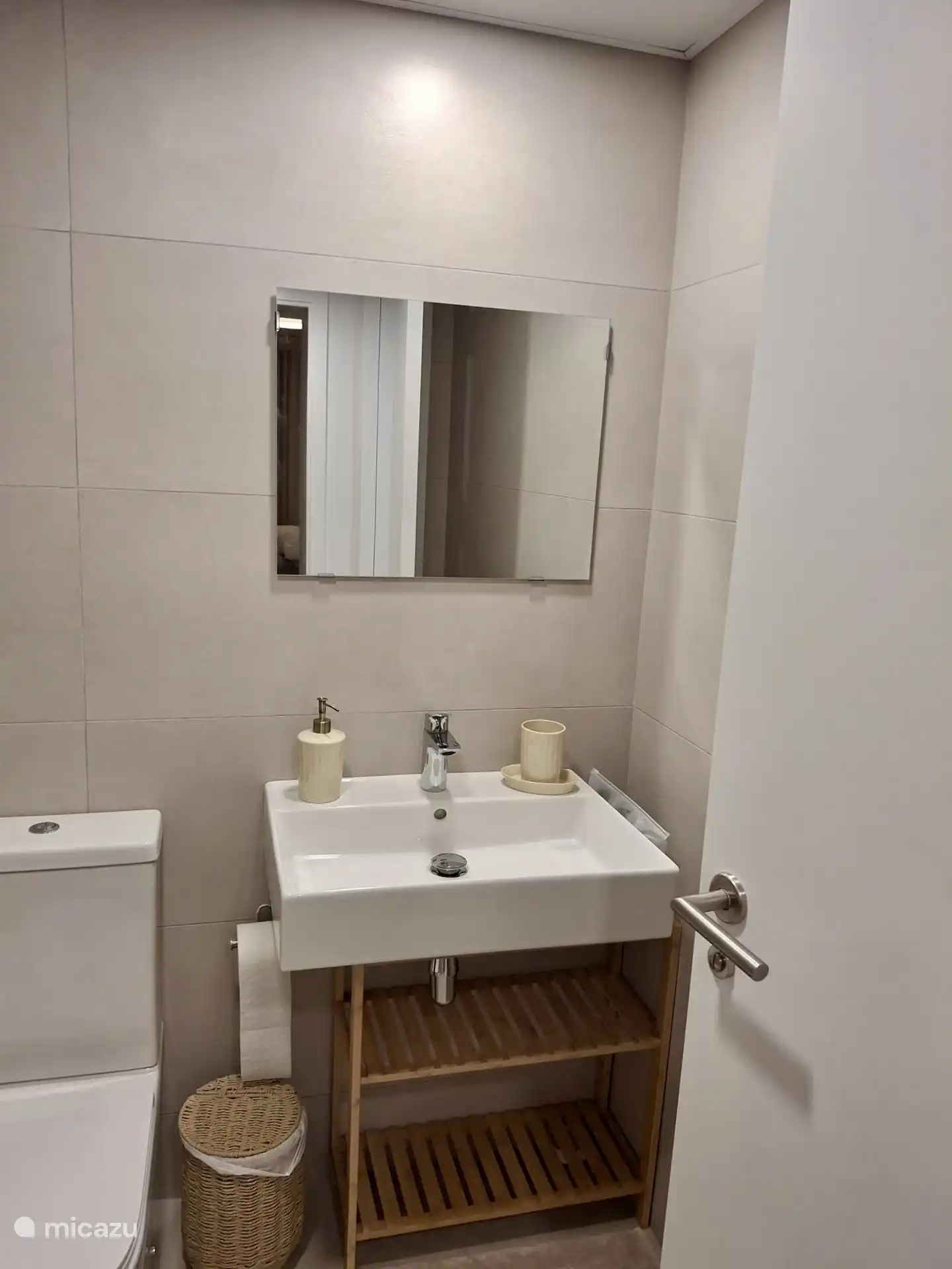 De 2e badkamer met een eigen douche en toilet