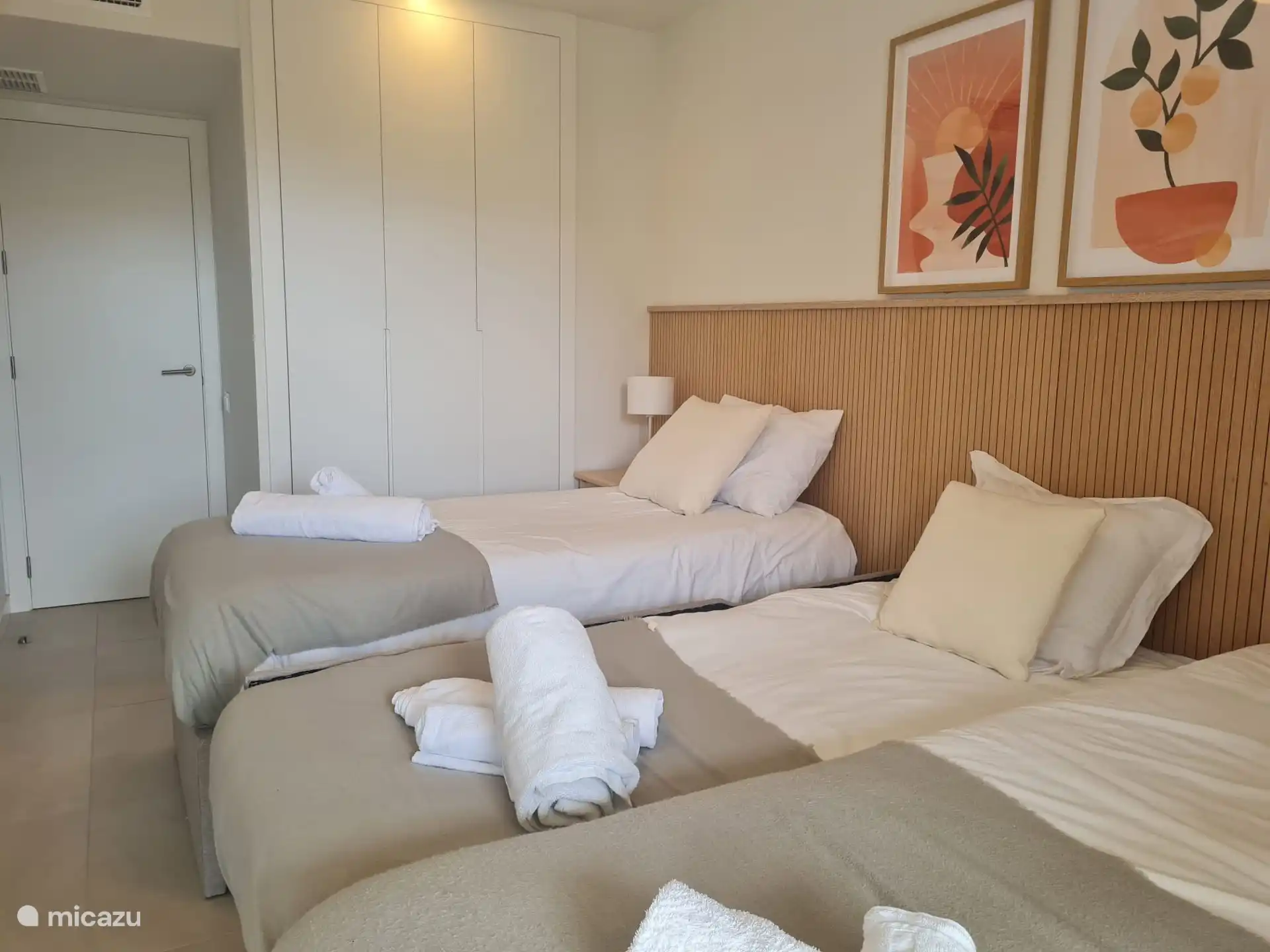 De logeerkamer heeft een 3e bed die eenvoudig te installeren is