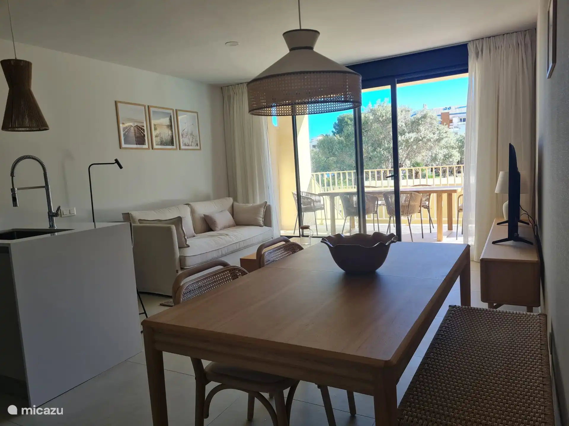 Uitzicht op de woonkamer en het balkon