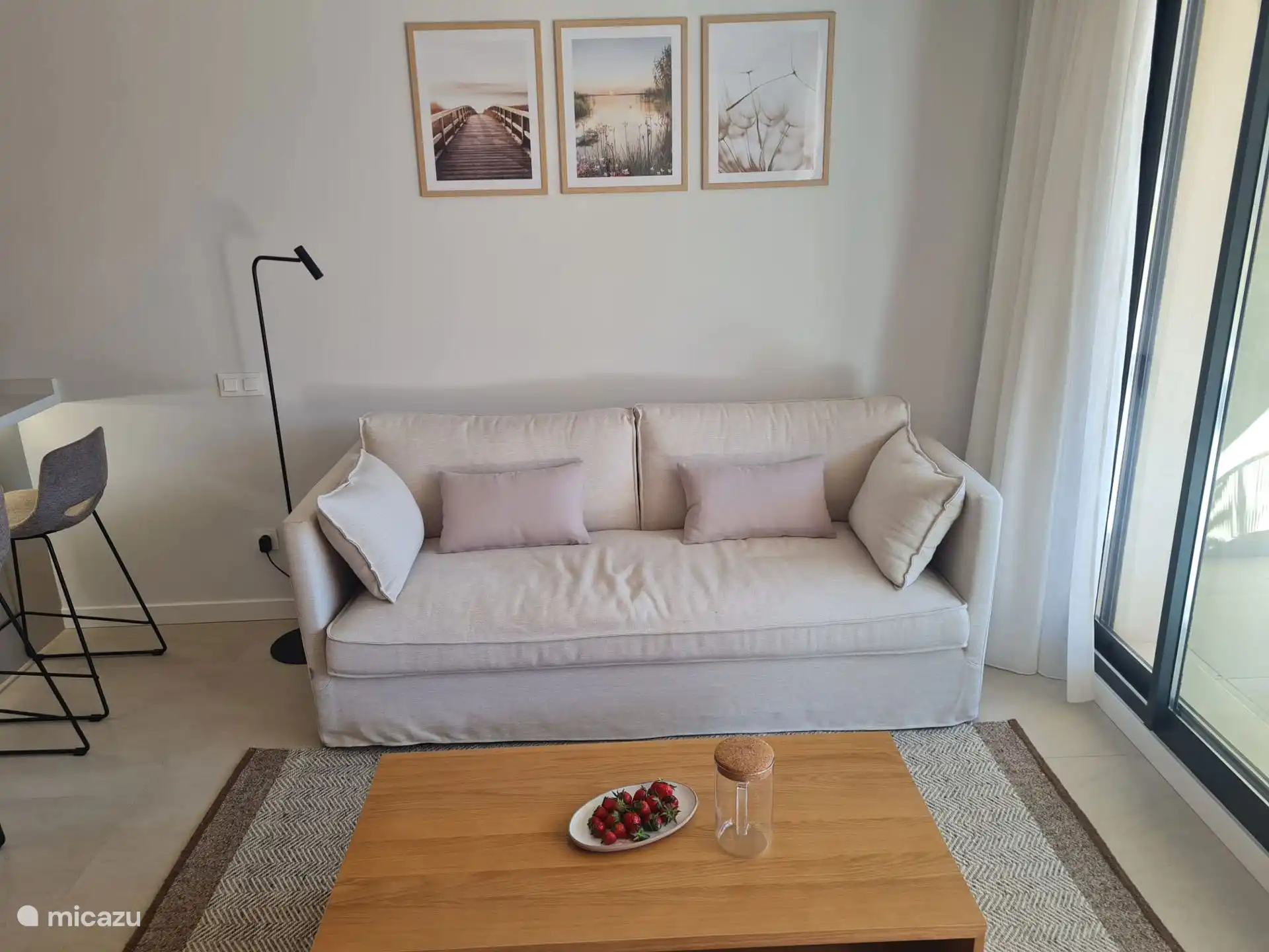 Comfortabele bank in de woonkamer