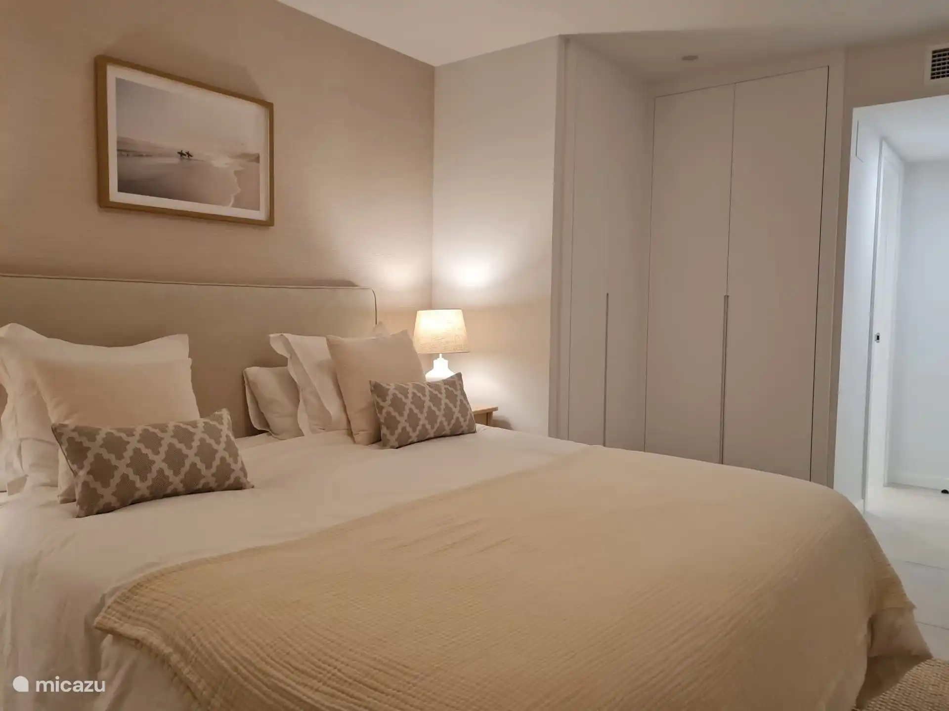 Master bedroom met op de achtergrond ruime inbouwkasten