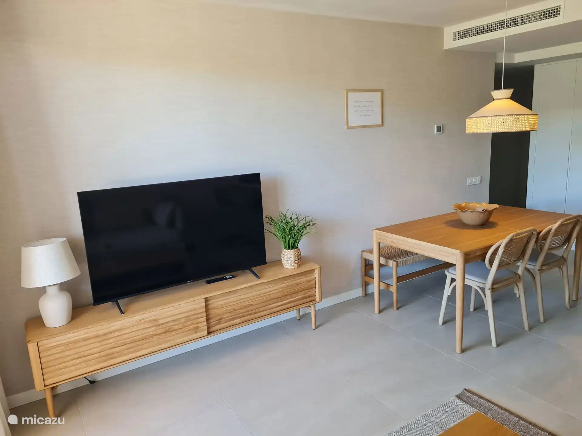 In de woonkamer staat een Smart TV (55 inch) om niks te missen van thuis