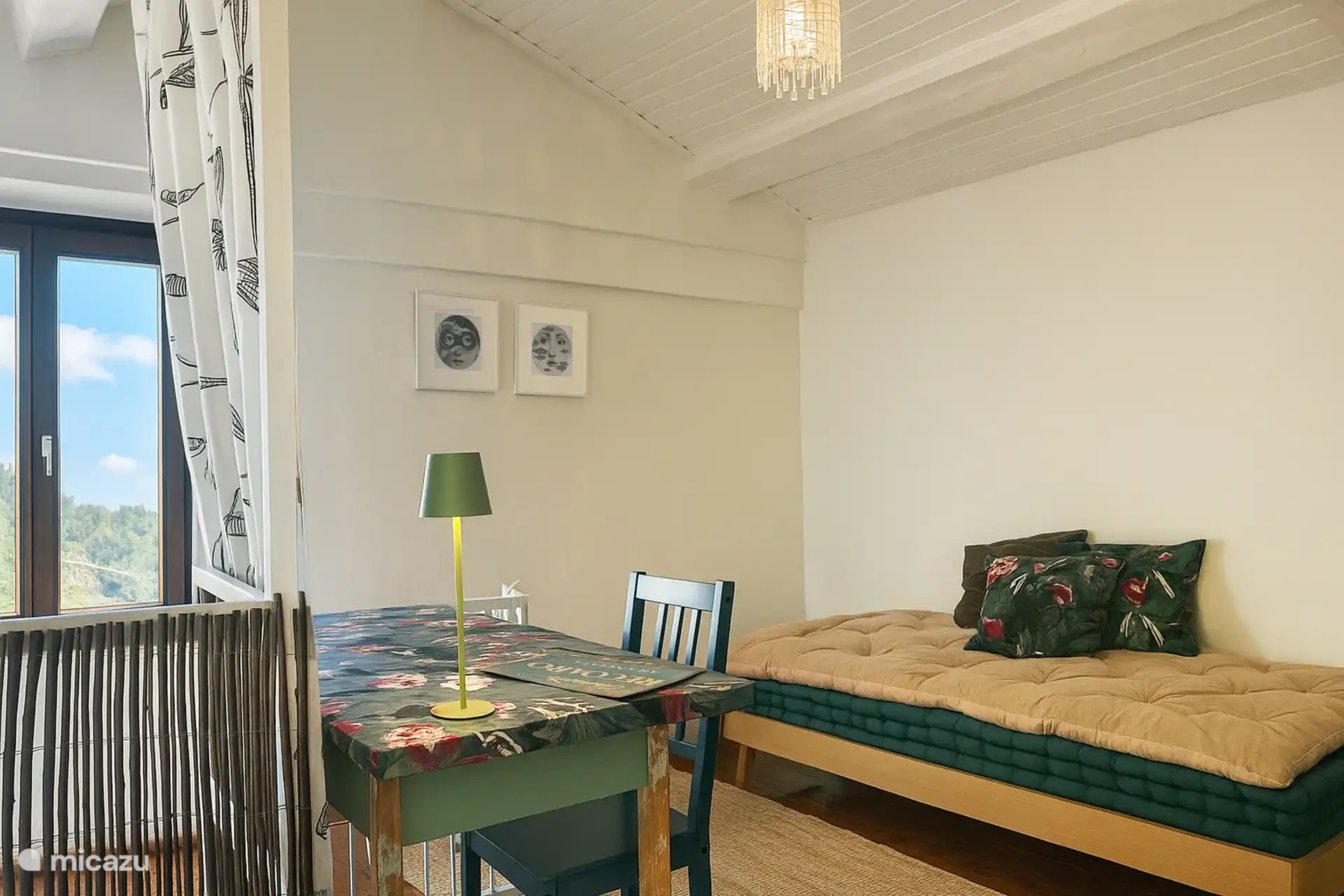 Zimmer mit Arbeitsecke und Einzelbett