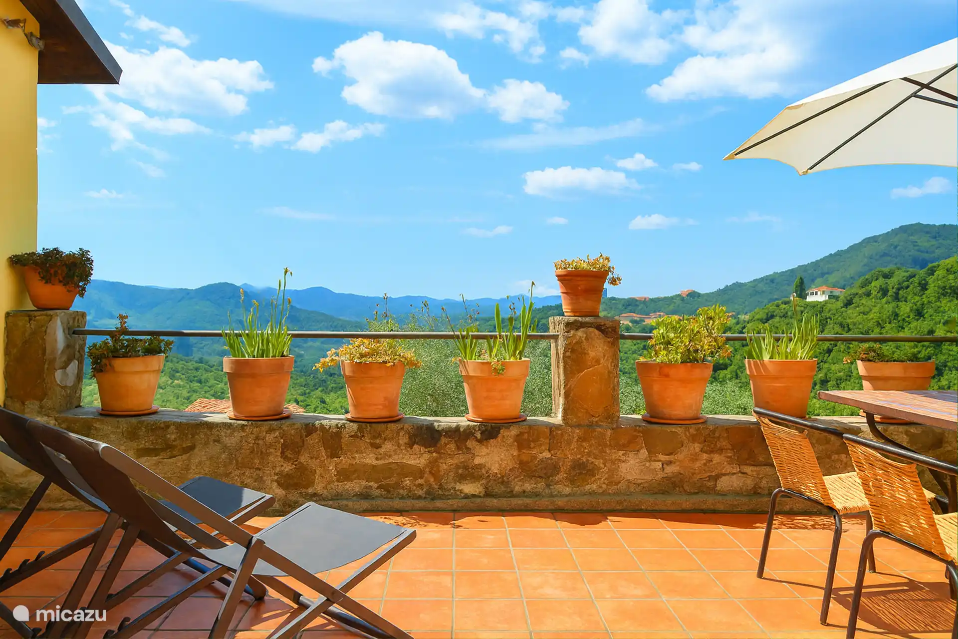 Terrasse mit Blick über die Hügel