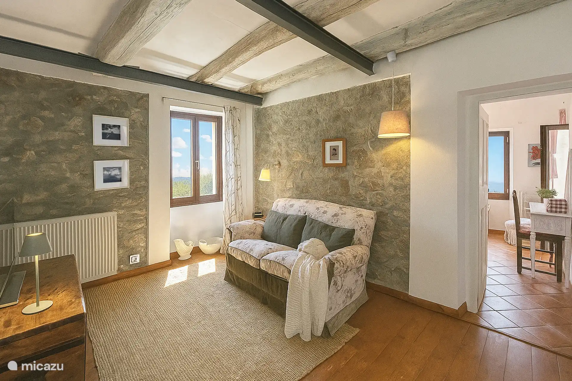 Wohnzimmer mit TV und Natursteinwänden