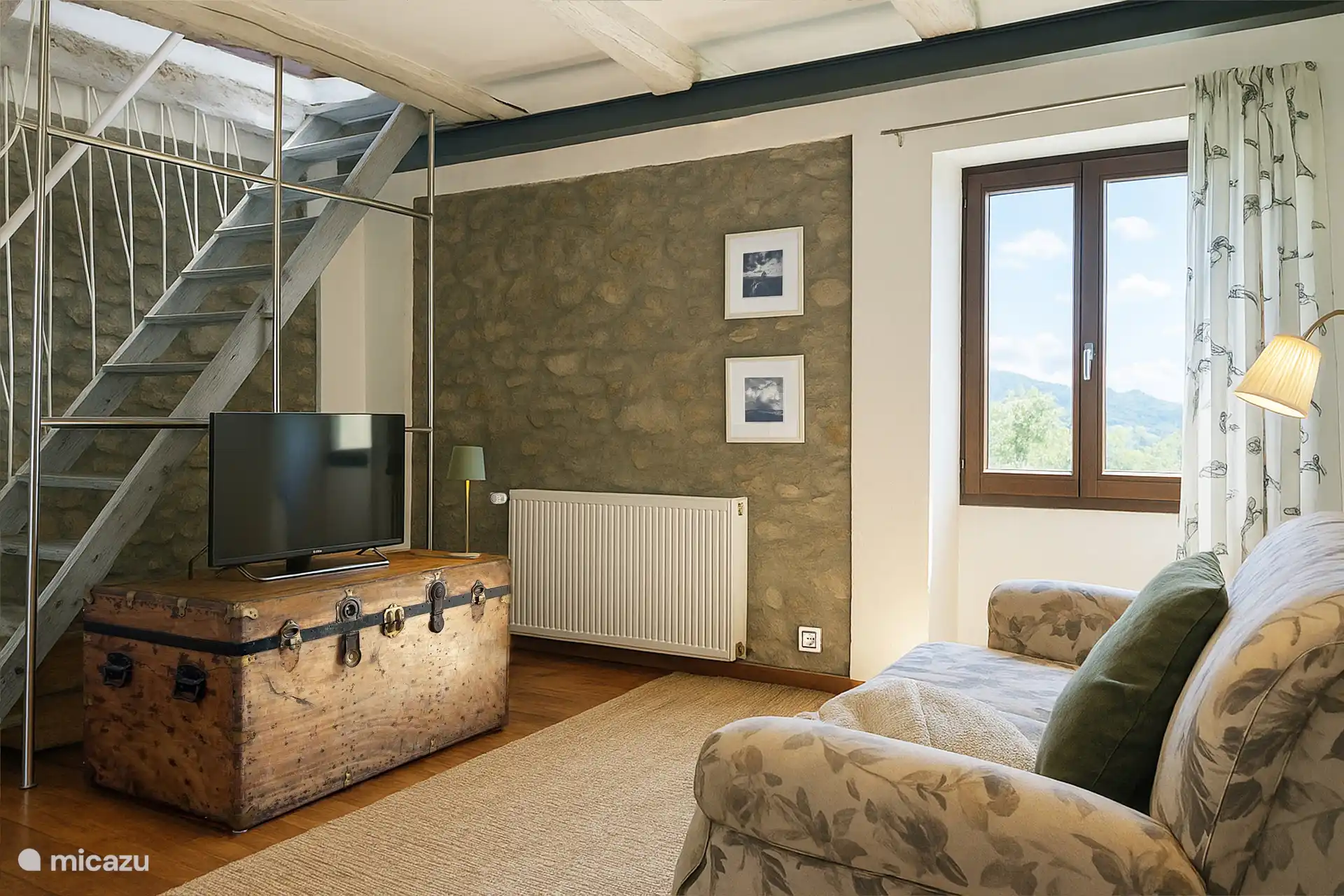 Wohnzimmer mit TV und Natursteinwänden