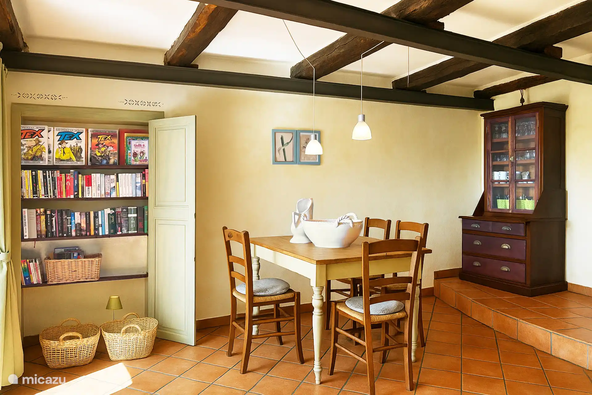 Esszimmer mit kleiner Gästebibliothek