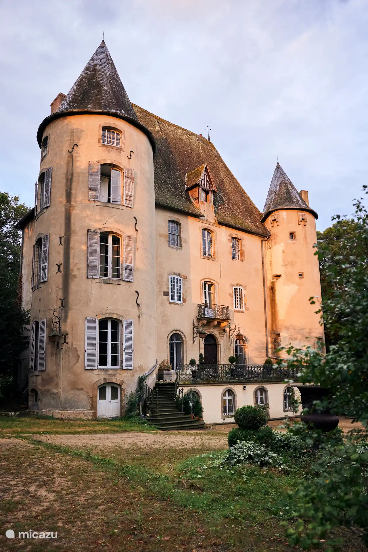 Das Château des Forges ist die Burg im Zentrum des Anwesens, die im Hintergrund vom Haus aus sichtbar ist.