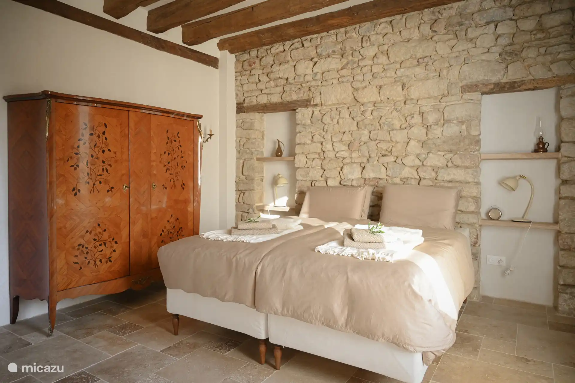 Schlafzimmer 1
