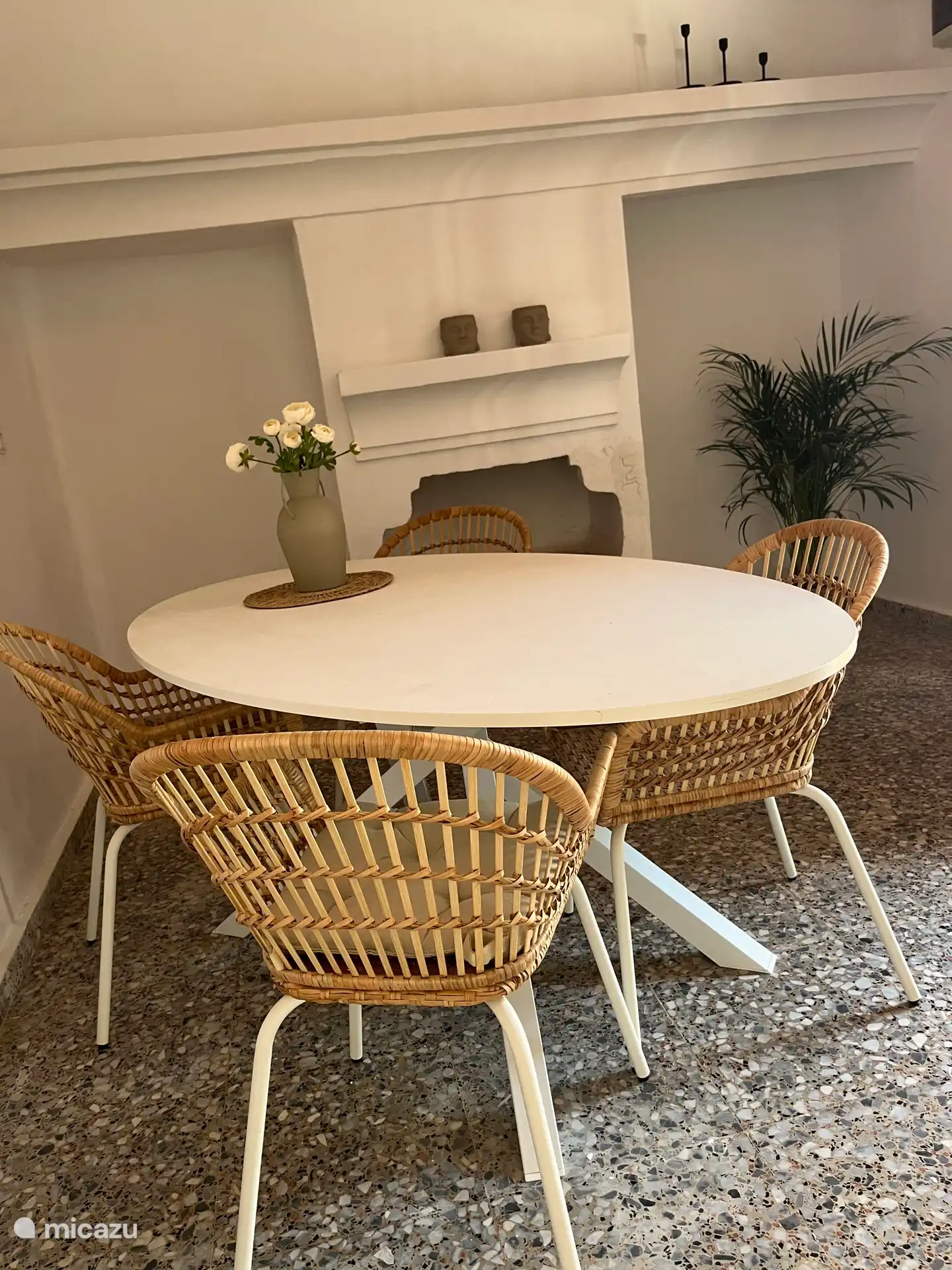 Gemütliche spanische Küche mit einer schönen Sitzecke! Und ausgestattet mit allen Küchenutensilien. Enthält eine Kombi-Mikrowelle. Und Küchentextilien.