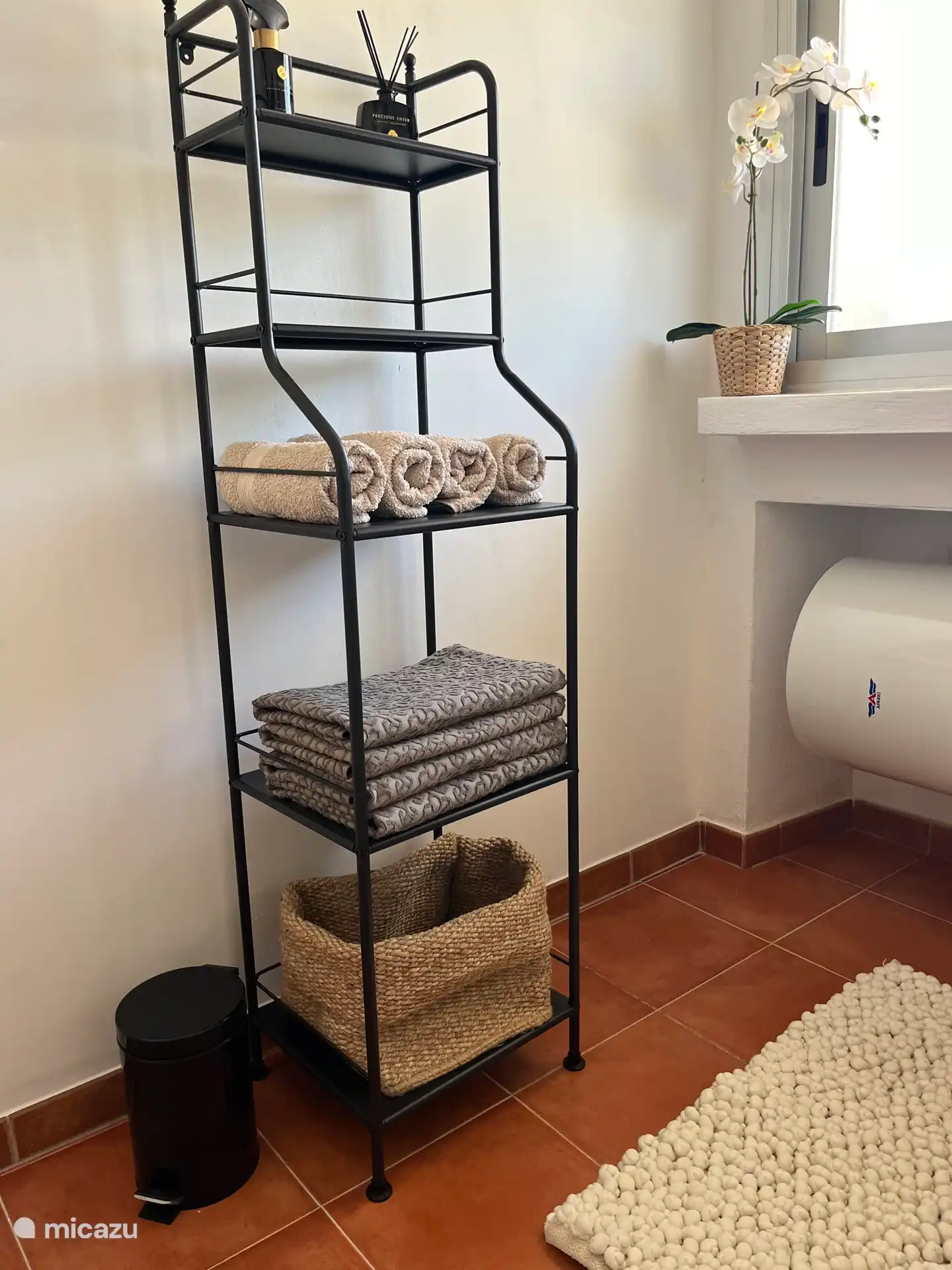 Wandschrank mit Handtüchern und Haartrockner 