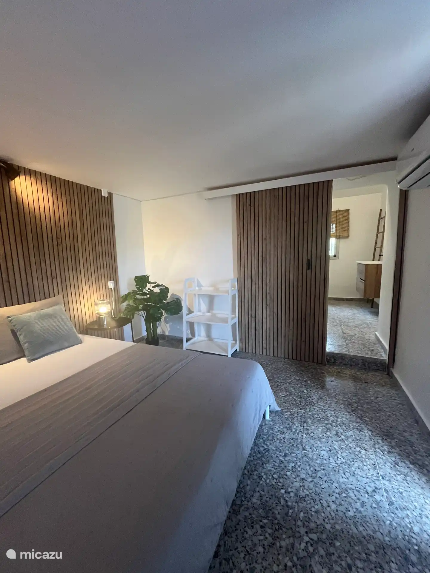 Schlafzimmer des extra Zimmers, das gebucht werden soll.