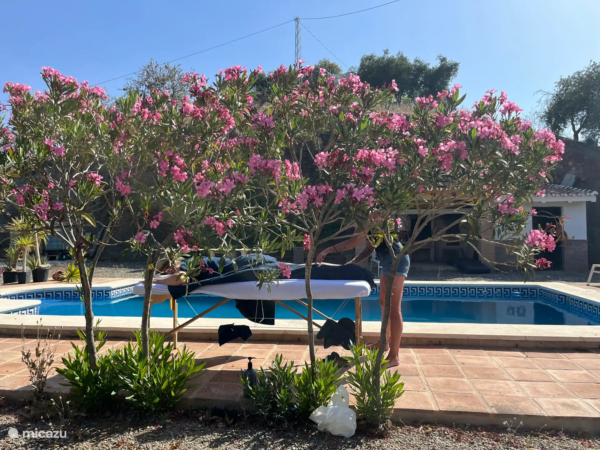 Erstaunlicher Pool von 9 x 4 Metern und 2 Metern Tiefe! 
Während Sie Ihre Bahnen schwimmen oder sich auf einer Luftmatratze treiben lassen, können Sie die wunderschöne Umgebung genießen! 