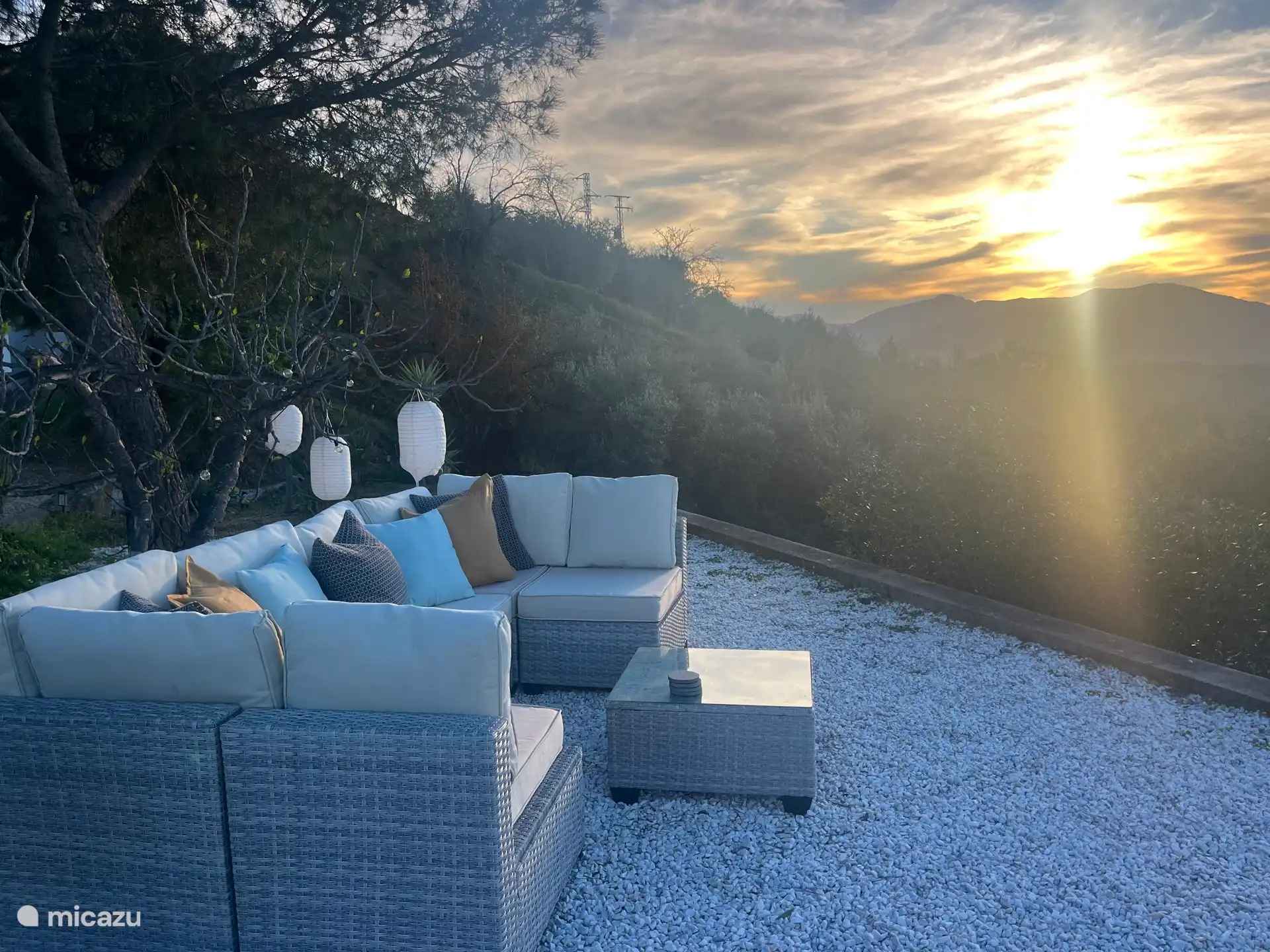 Profitez et profitez du charmant salon ! L’endroit pour les plus beaux couchers de soleil !