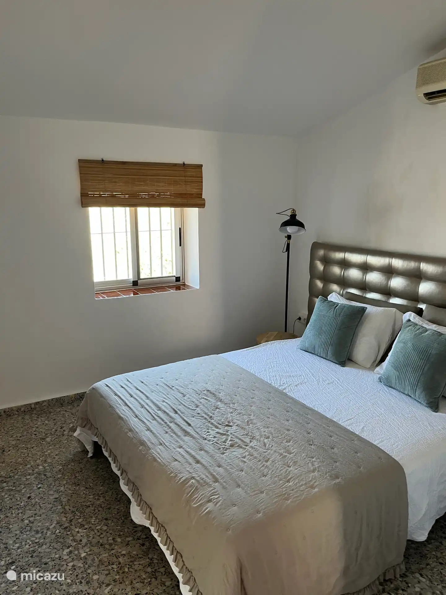 Viel Licht in diesem Schlafzimmer, Kleiderschrank an. 