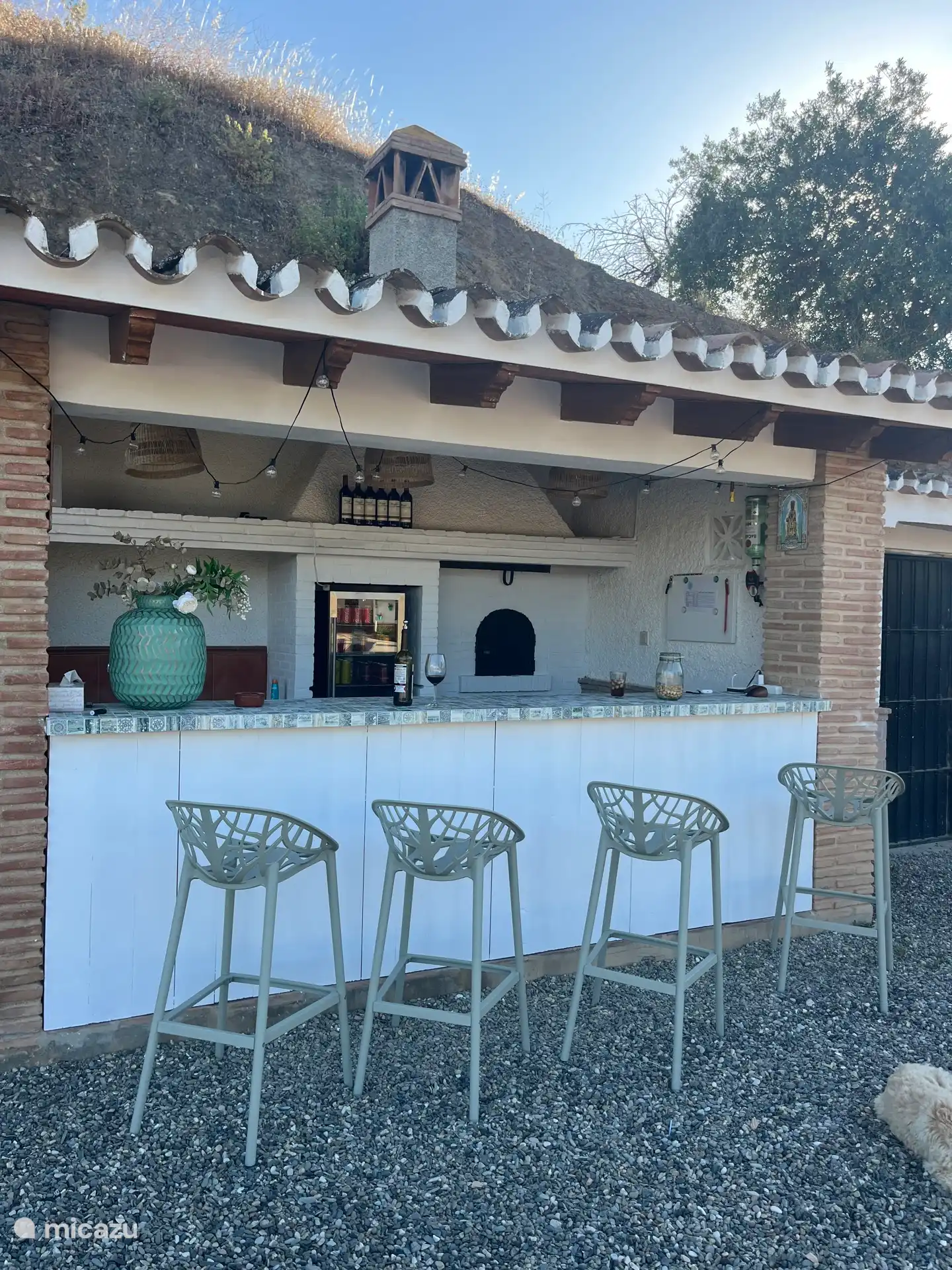 An der Poolbar, genießen Sie einen Drink am Pool.