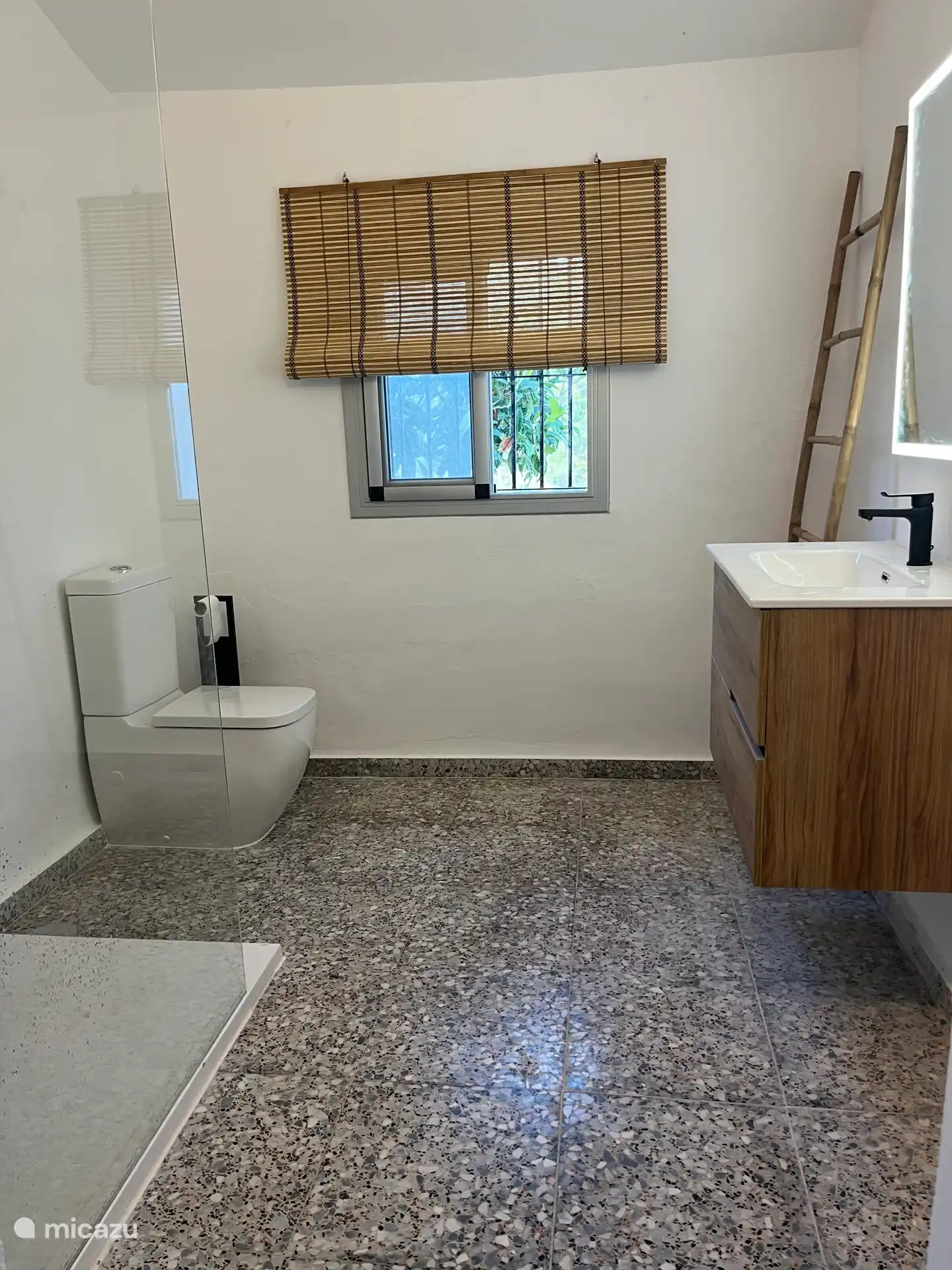 Badezimmer, das zum zusätzlichen Zimmer gehört