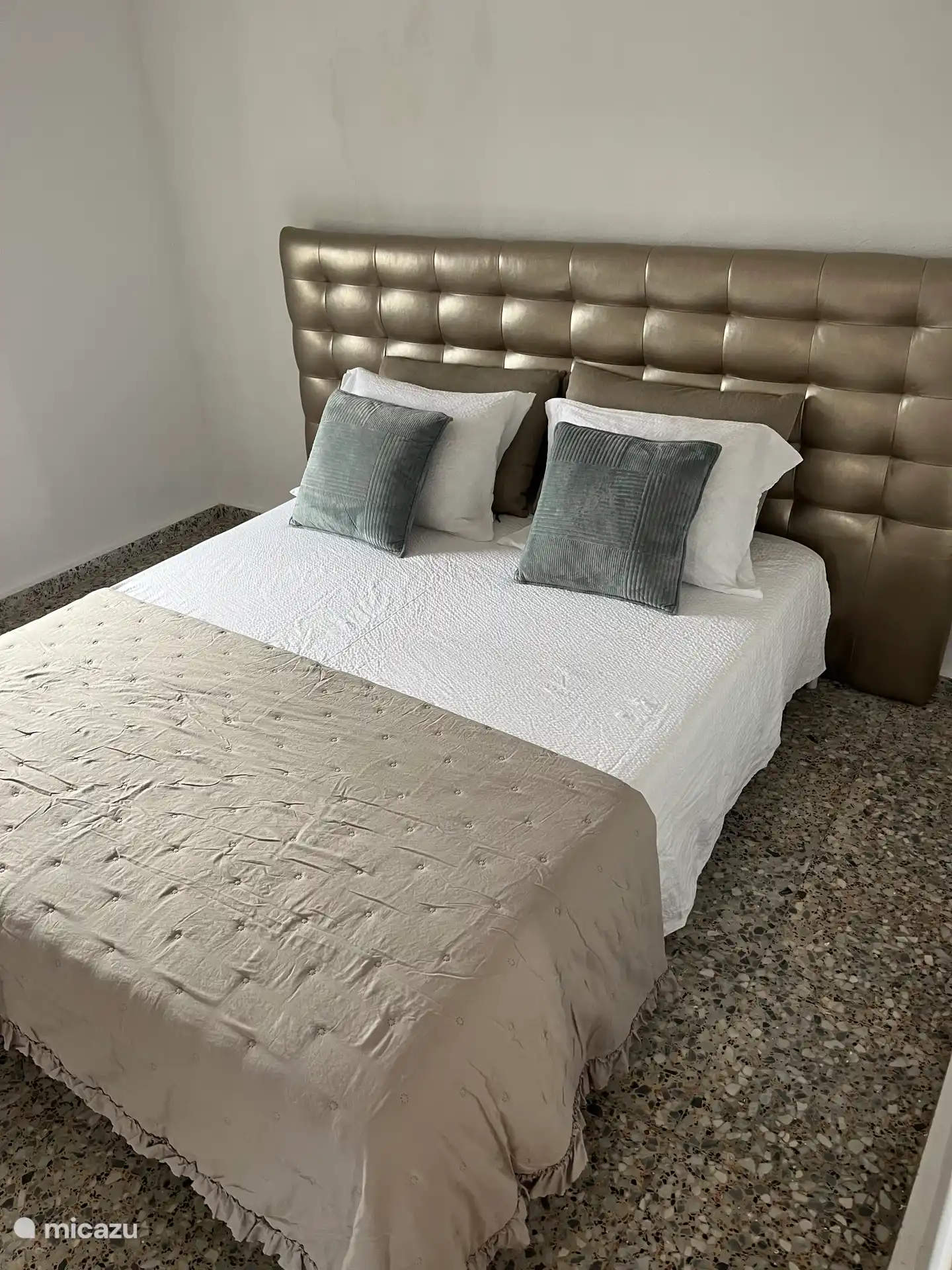 Schönes Doppelbett, 1,60 mit einer guten Matratze. 