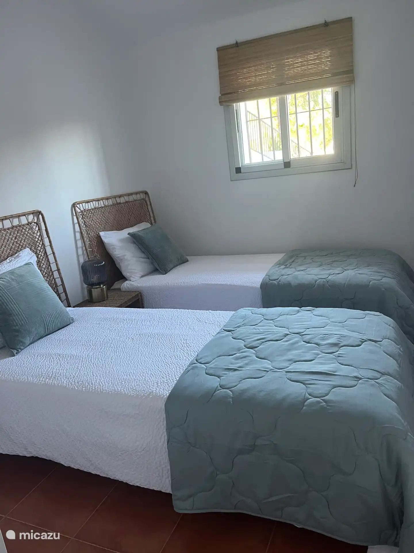 Schlafzimmer 2, das durch das erste Schlafzimmer erreichbar ist.  Ausgestattet mit zwei Einzelbetten und einem Kleiderschrank.