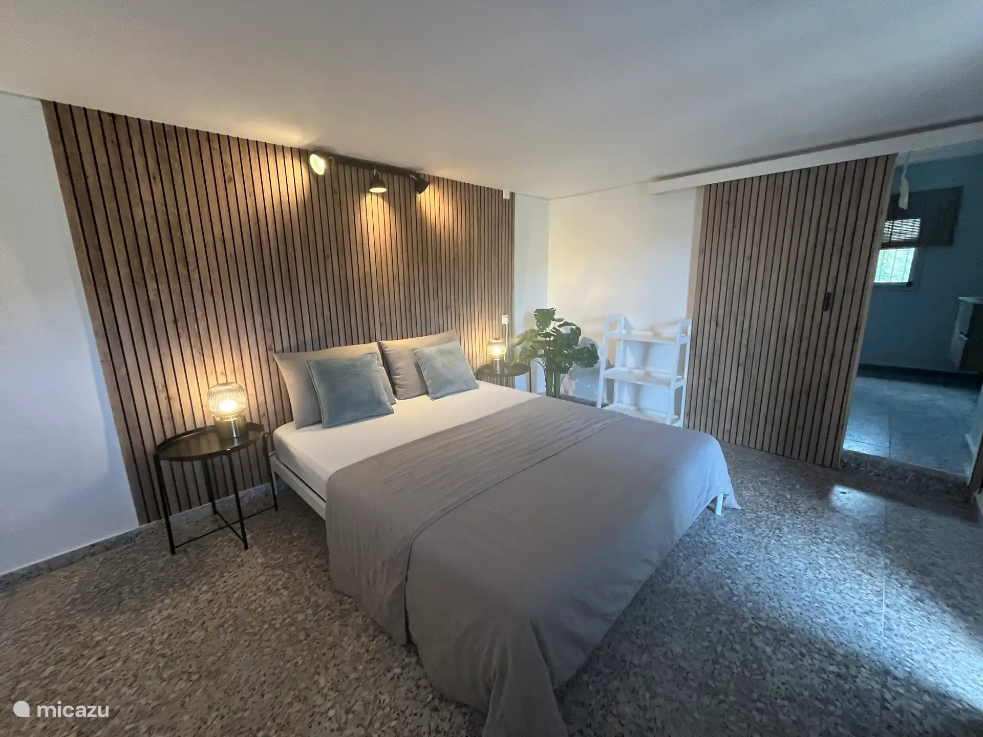 Dieses schöne, komplett neue Zimmer kann gebucht werden, wenn Sie mit mehreren Personen unterwegs sind.
Diese ist vom Haus getrennt.