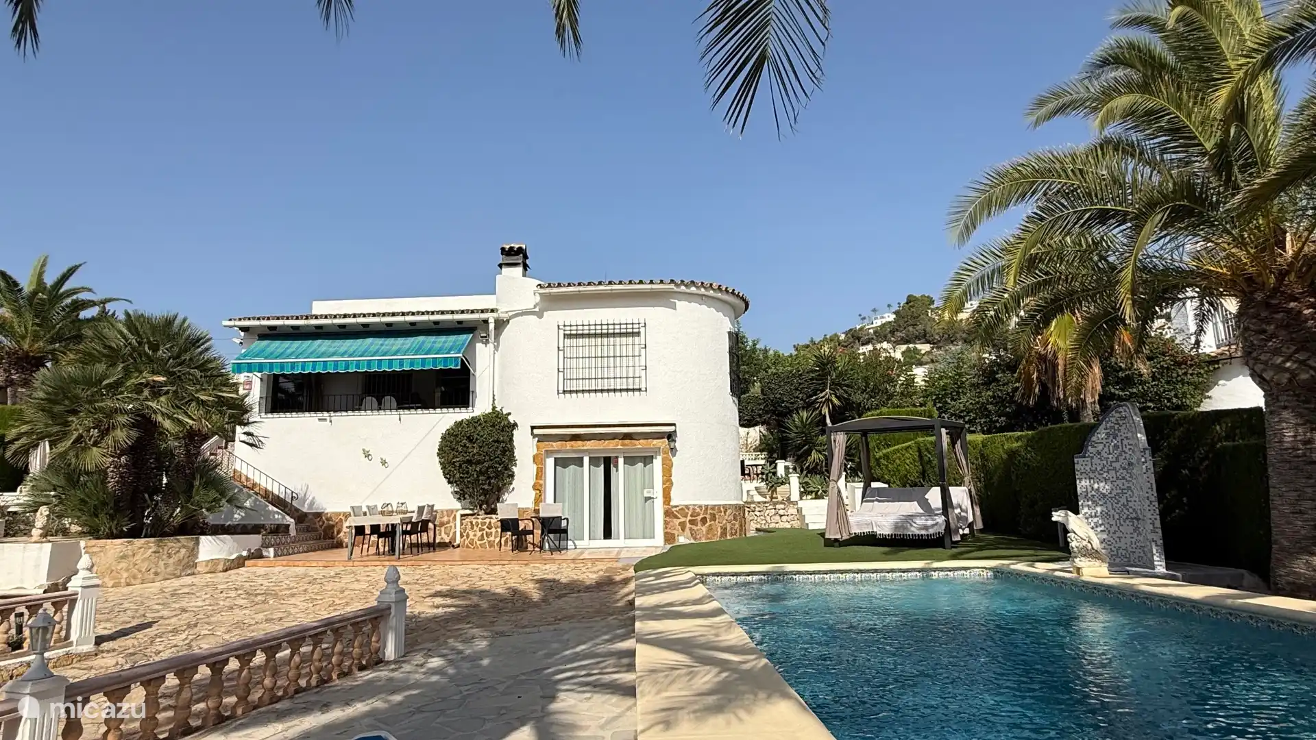 Schönes Übersichtsfoto der Villa