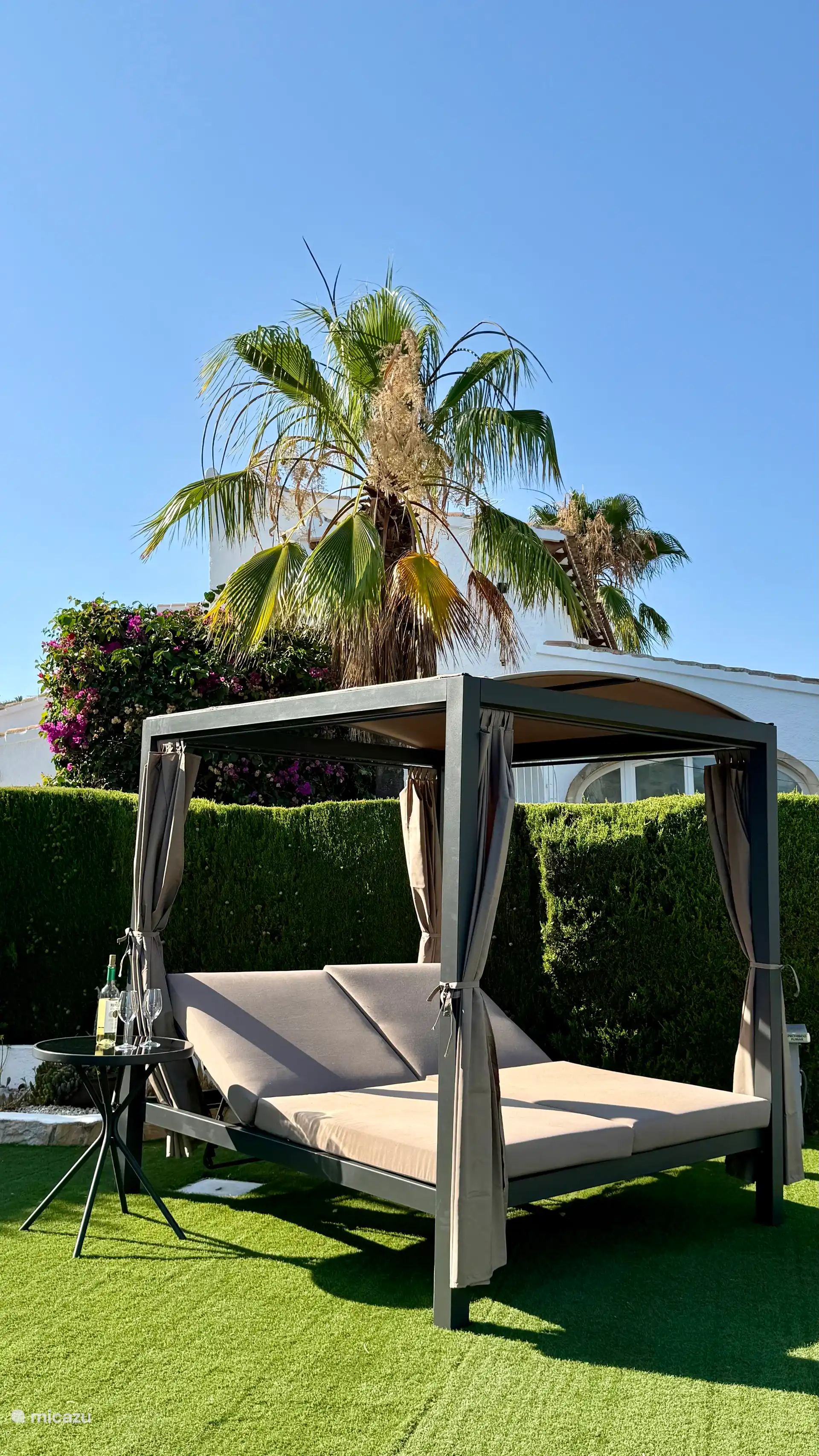 Schönes Getränk auf dem schönen balinesischen Bett