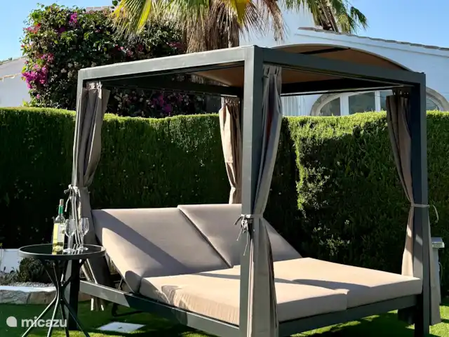 Villa Vista Colina Moraira huren in Spanje, Costa Blanca, Moraira - villa Lekker drankje op het heerlijk liggend Balinees bed