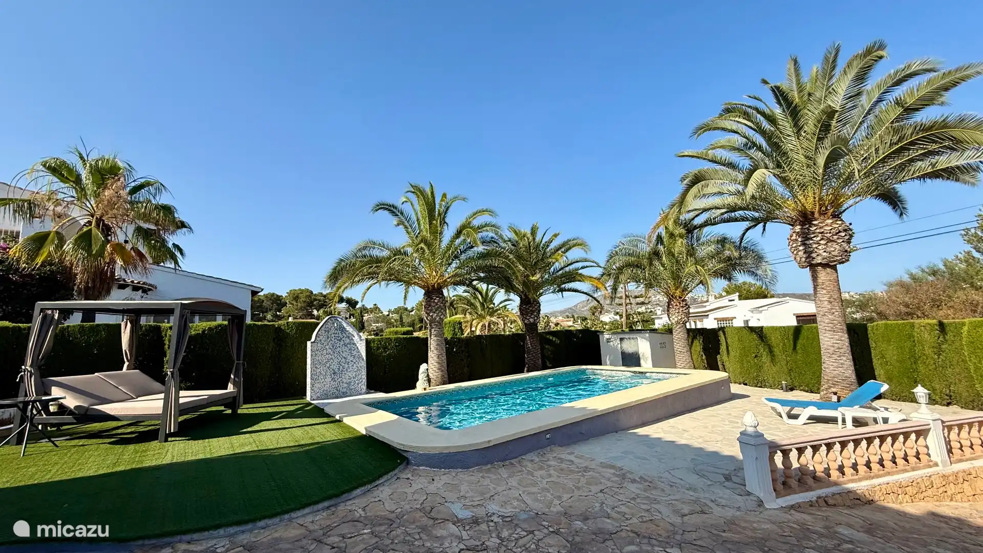 Schöner Pool mit einem schönen balinesischen Himmelbett