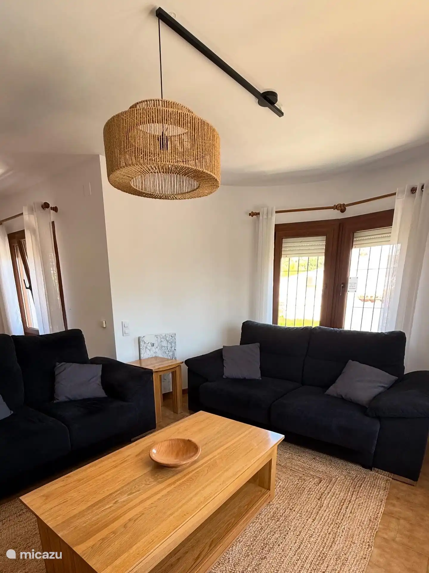 Wohnzimmer mit bequemen Sofas.