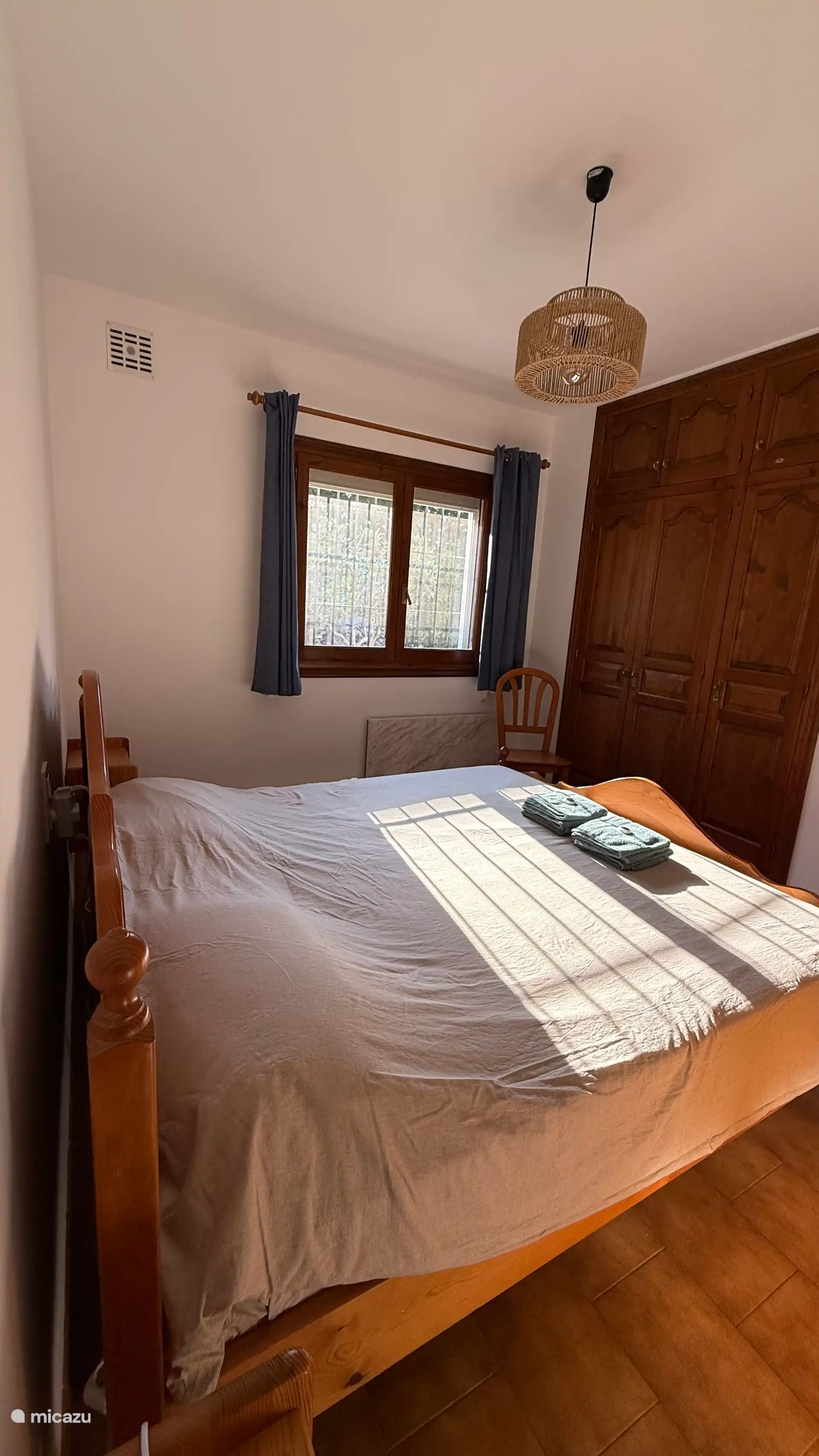 Schlafzimmer 2 im Obergeschoss, mit brandneuer Klimaanlage