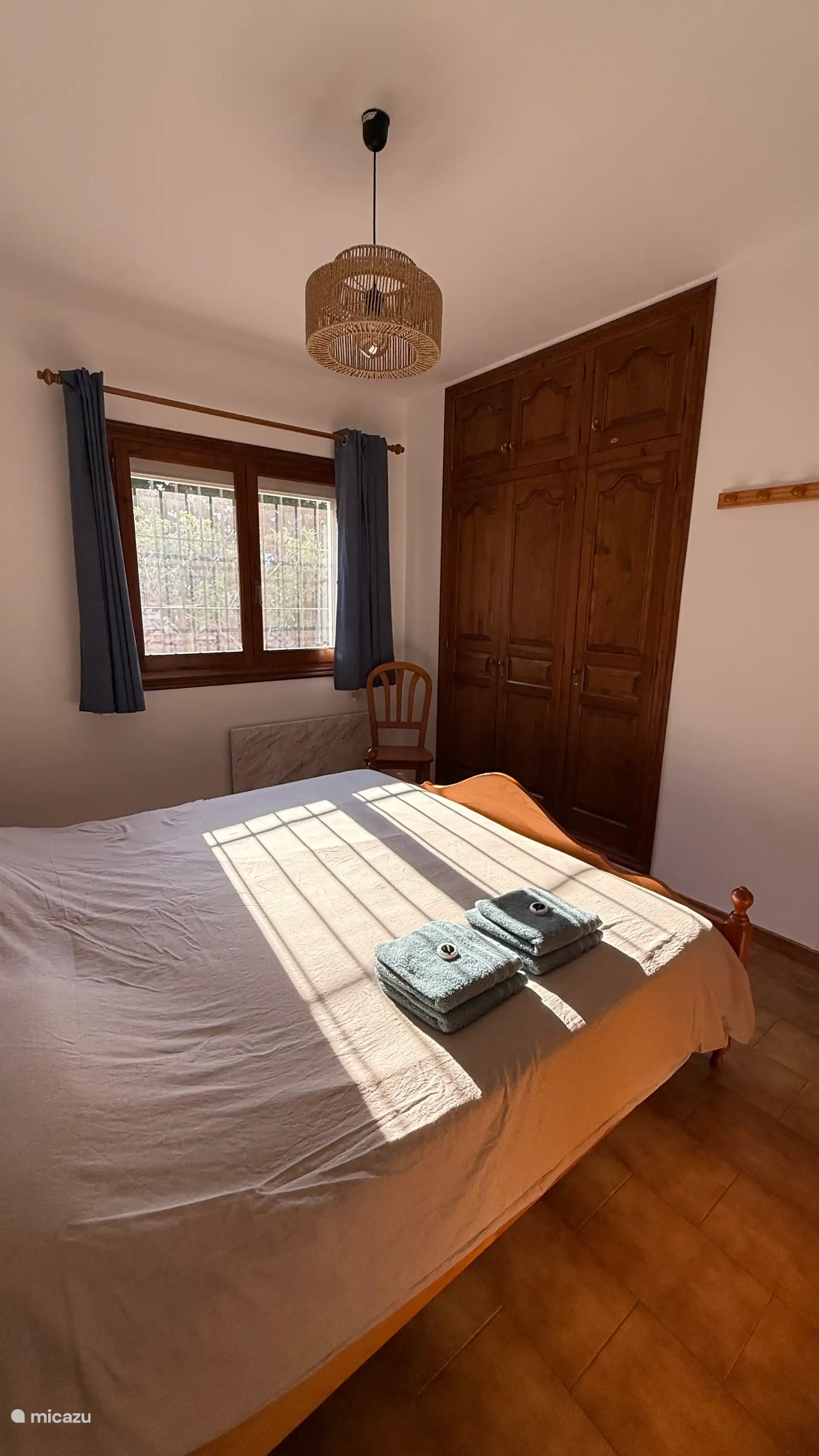 Schlafzimmer 2 mit geräumigem Kleiderschrank