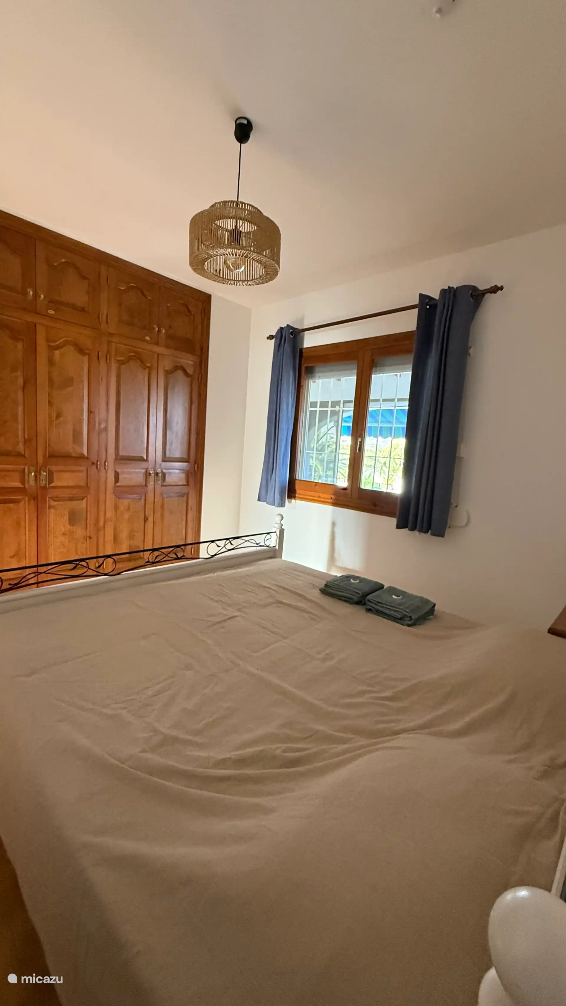 Schlafzimmer 1 mit Kleiderschrank