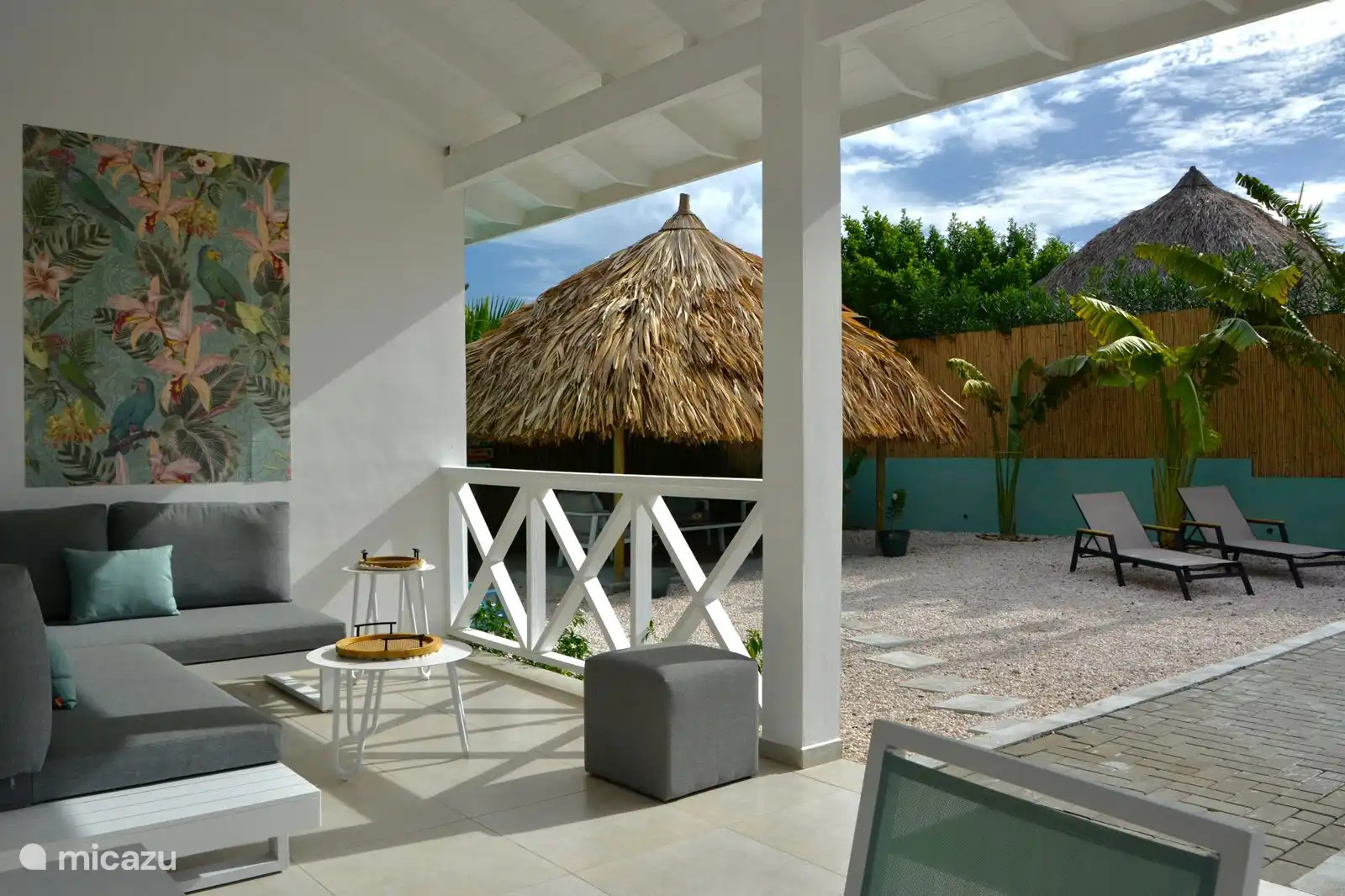 Von der Veranda aus hat man einen wunderschönen Blick über den Garten.