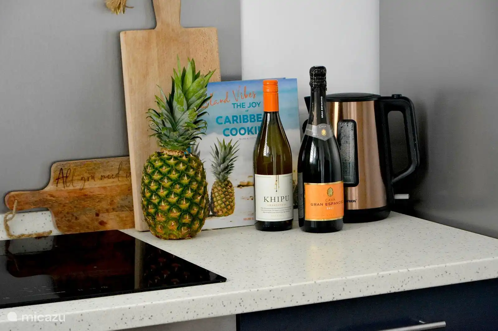 Atmosphärische Fotoküche. Ein Wasserkocher wird ebenfalls bereitgestellt.