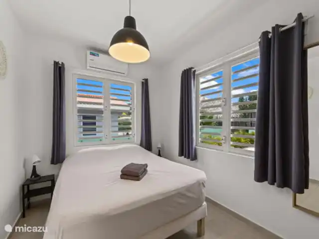 Villa Che Vita en Curazao, Bandabou (oeste), Fontein - casa vacacional El dormitorio 2 tiene aire acondicionado, persianas con mosquiteras y una cama con somier para 2 personas.