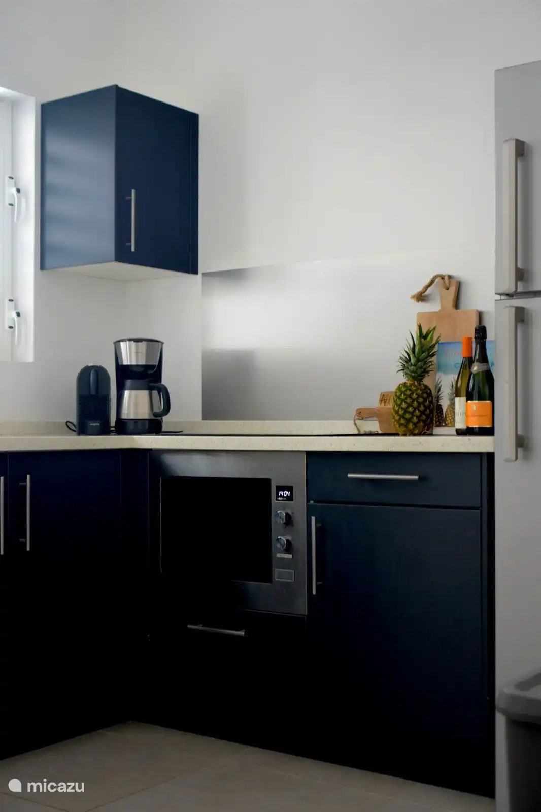 Die Küche verfügt über einen Induktionsherd und eine Kombi-Mikrowelle.