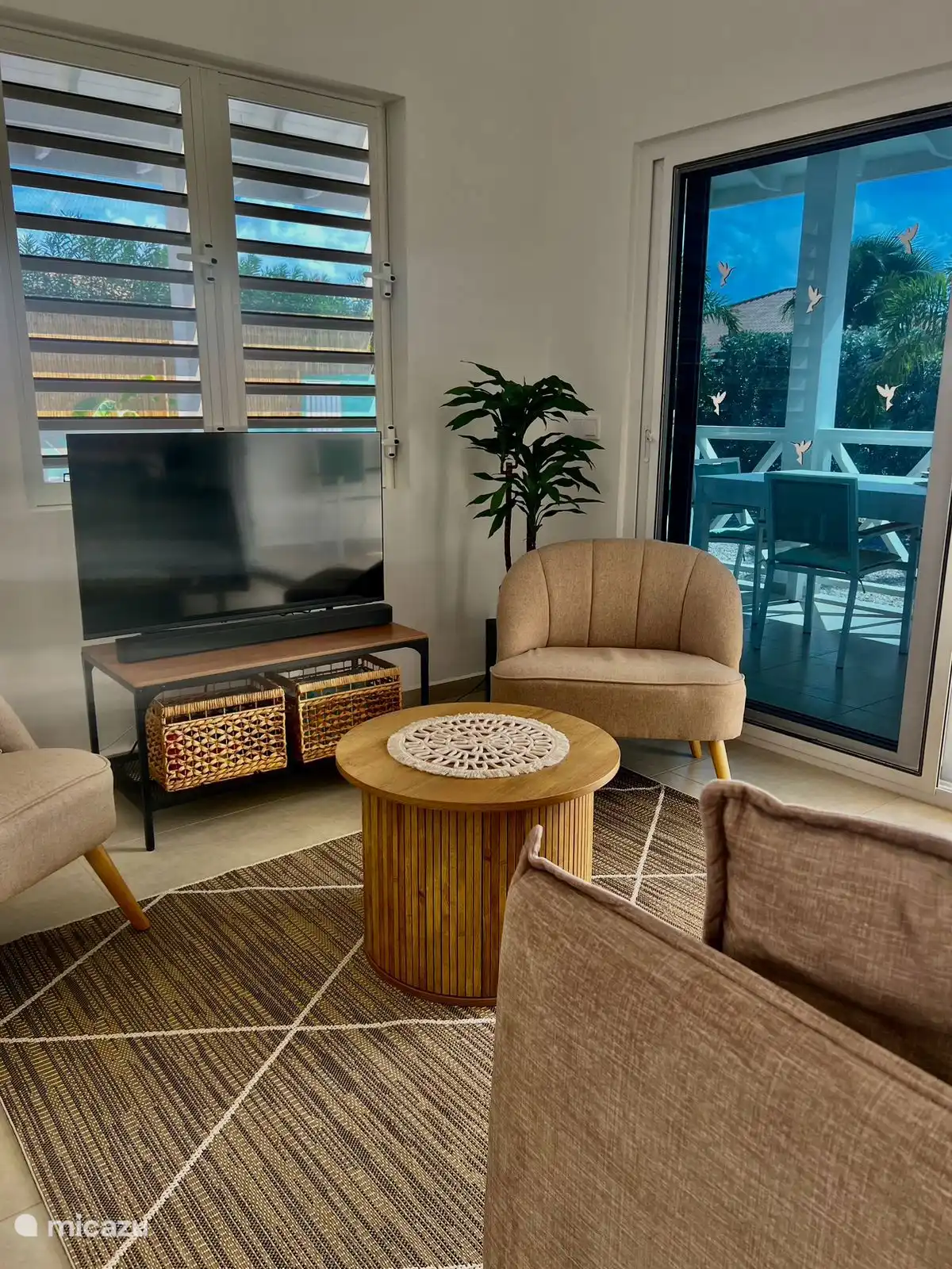 Smart-TV mit Soundbar ist verfügbar.