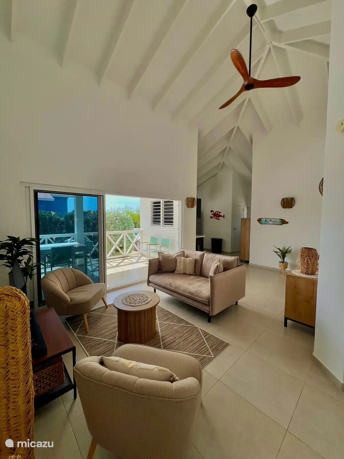 Überblick Gemütliches Wohnzimmer mit Ventilator.