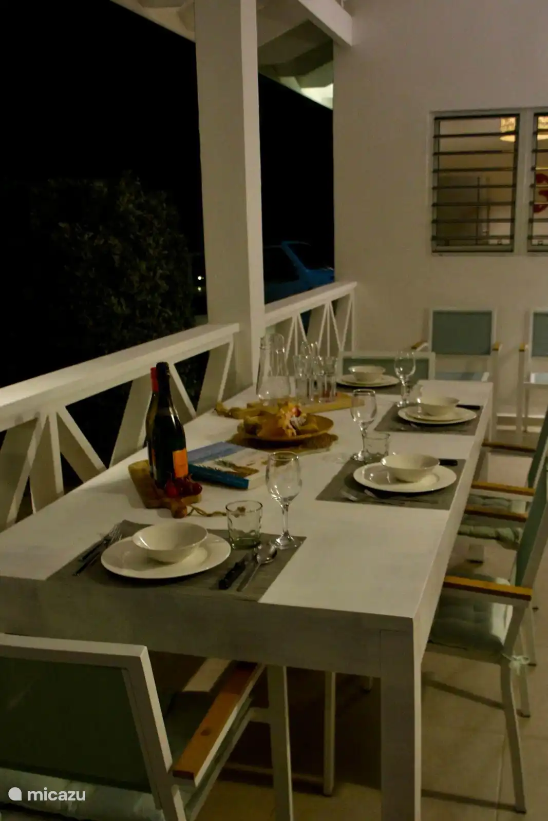 Umfangreiches Essen unter der atmosphärischen Veranda.