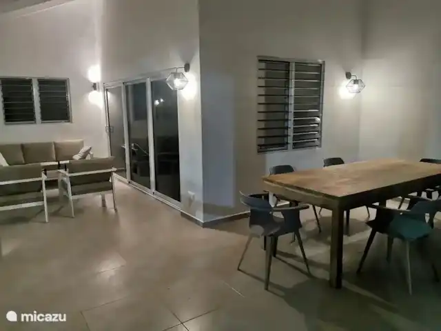 Villa Che Vita en Curazao, Bandabou (oeste), Fontein - casa vacacional El acogedor porche por la noche.