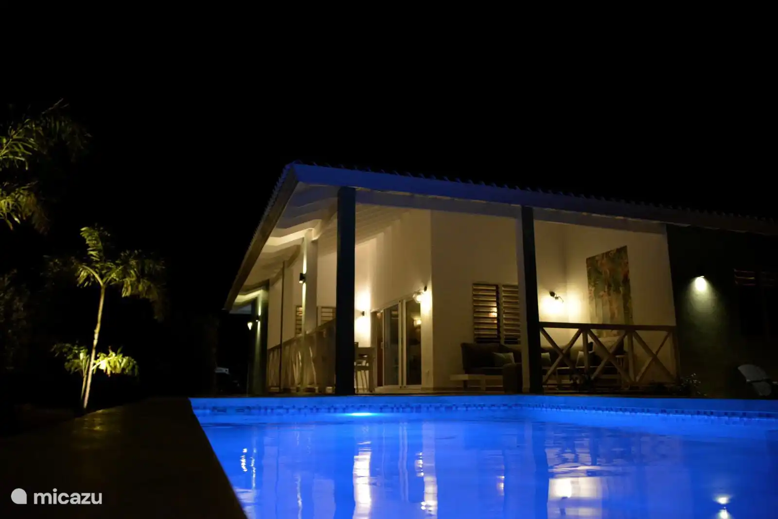 Blick auf das Haus vom Schwimmbad.