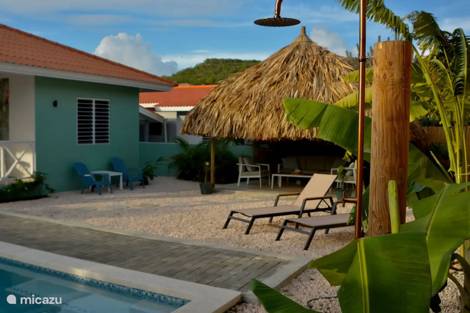 Eine Außendusche ist verfügbar.