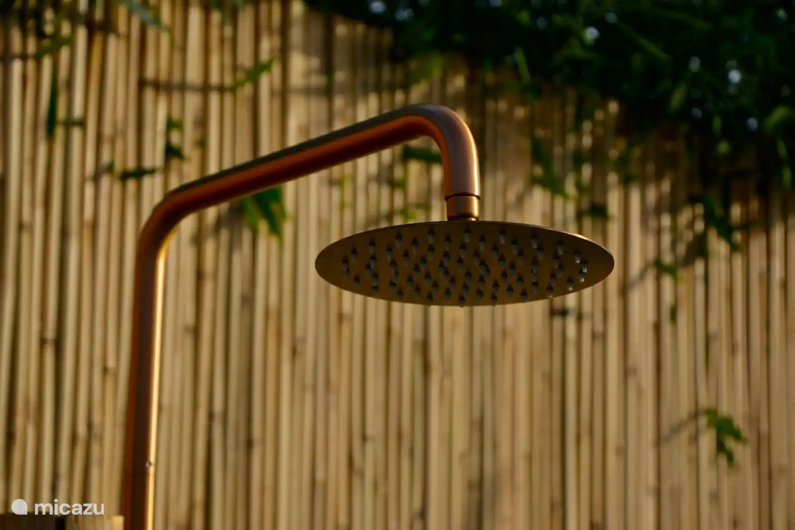 Atmosphärische Foto-Außendusche.