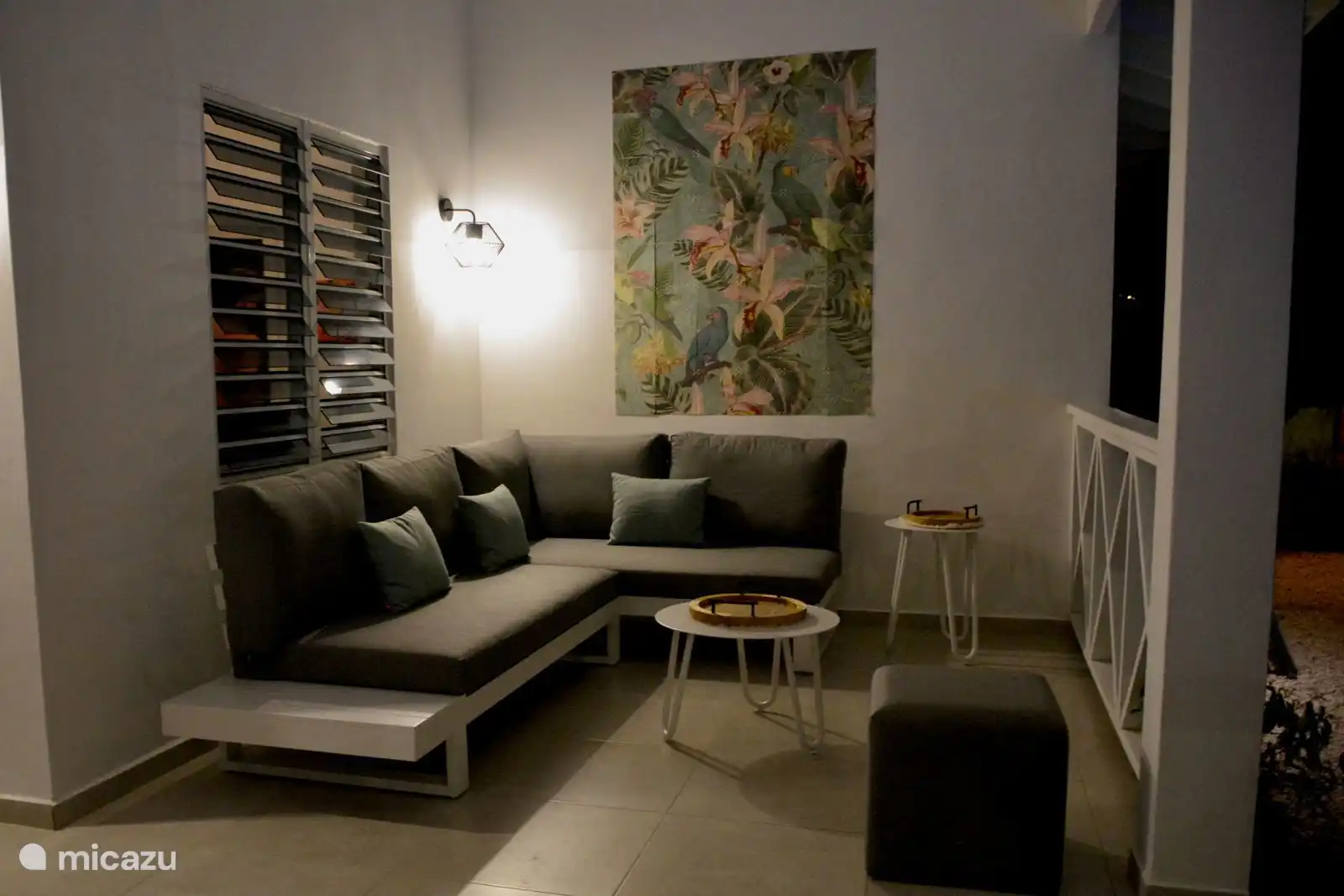 Gemütliche Lounge auf der Veranda am Abend.