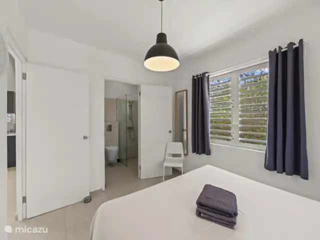 Villa Che Vita en Curazao, Bandabou (oeste), Fontein - casa vacacional Dormitorio 1 con aire acondicionado, persianas y baño privado.
