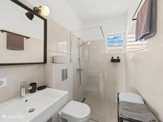 Villa Che Vita en Curazao, Bandabou (oeste), Fontein - casa vacacional Baño 2 con ducha a ras de suelo, inodoro colgante y lavabo. Se proporciona secador de pelo.