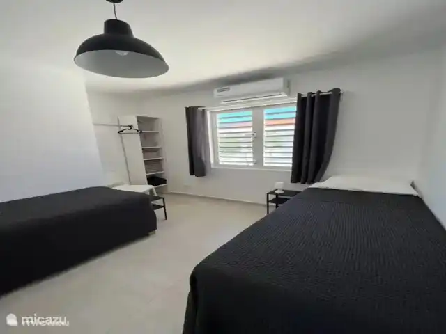 Villa Che Vita en Curazao, Bandabou (oeste), Fontein - casa vacacional El dormitorio 3 tiene aire acondicionado, persianas con mosquiteras y 2 camas individuales.