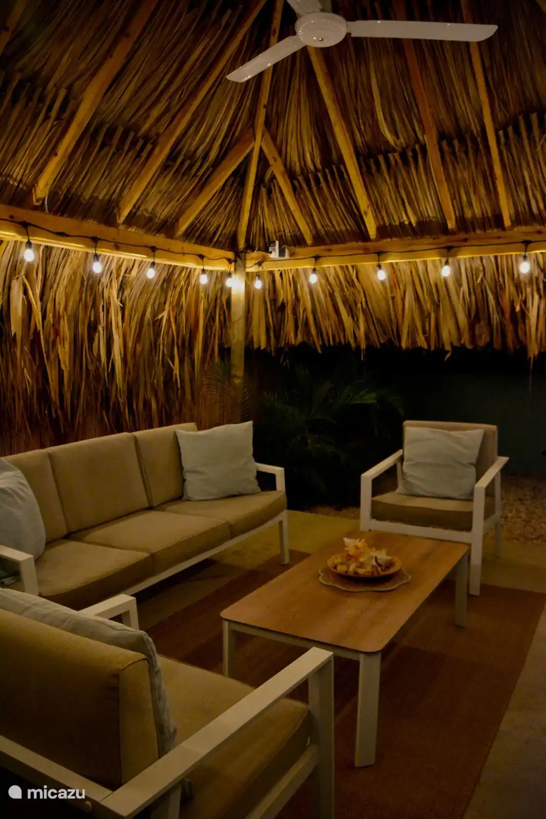 Die Palapa ist gemütlich beleuchtet.