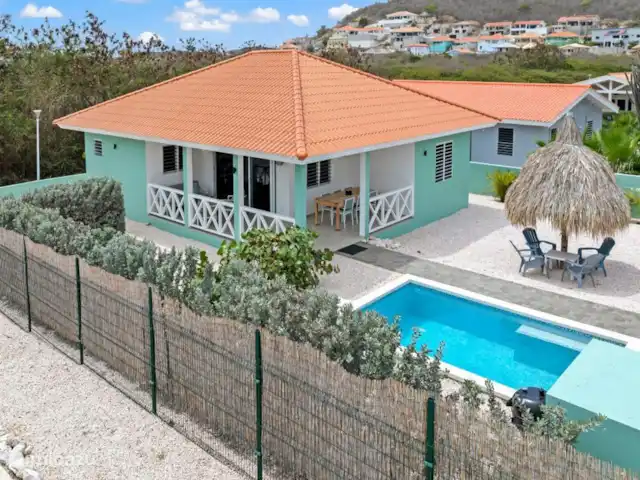 Villa Che Vita en Curazao, Bandabou (oeste), Fontein - casa vacacional Visión general de la casa con amplio jardín y bonita piscina.