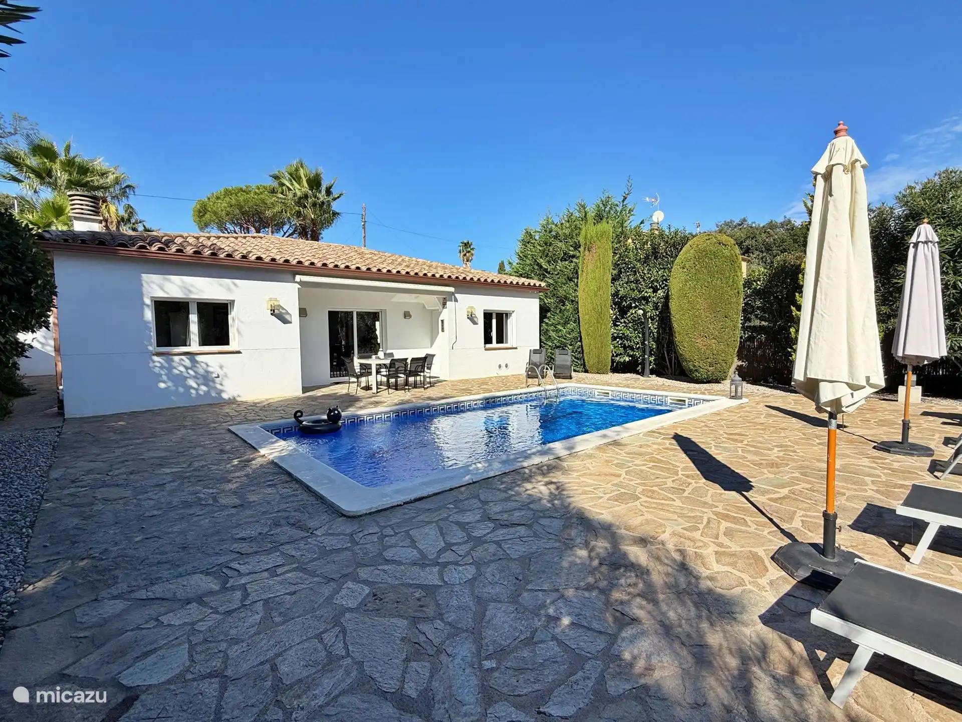 Piscine devant la maison